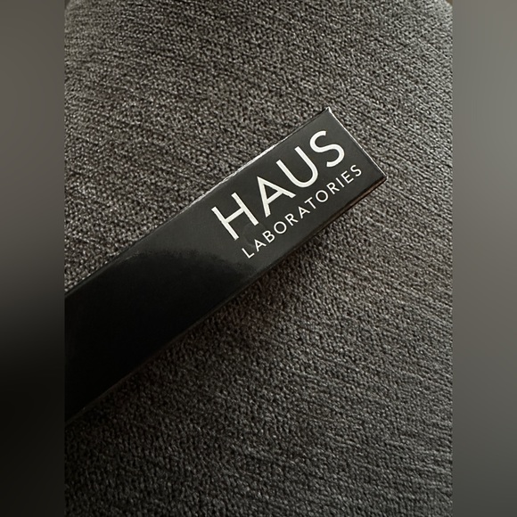NEW HAUS Laboratories liquid eyeshadow - Picture 5 of 5